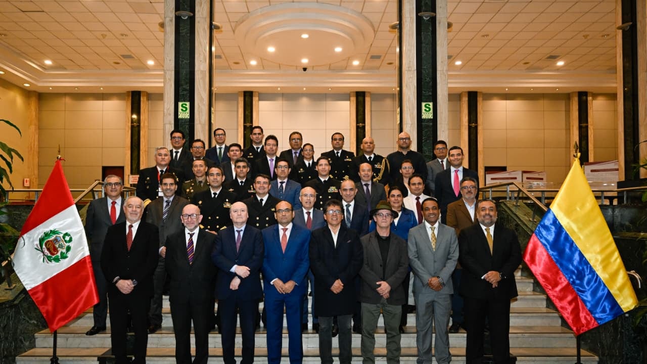 Delegados de Colombia y Perú en reunión sobre la isla de Santa Rosa.