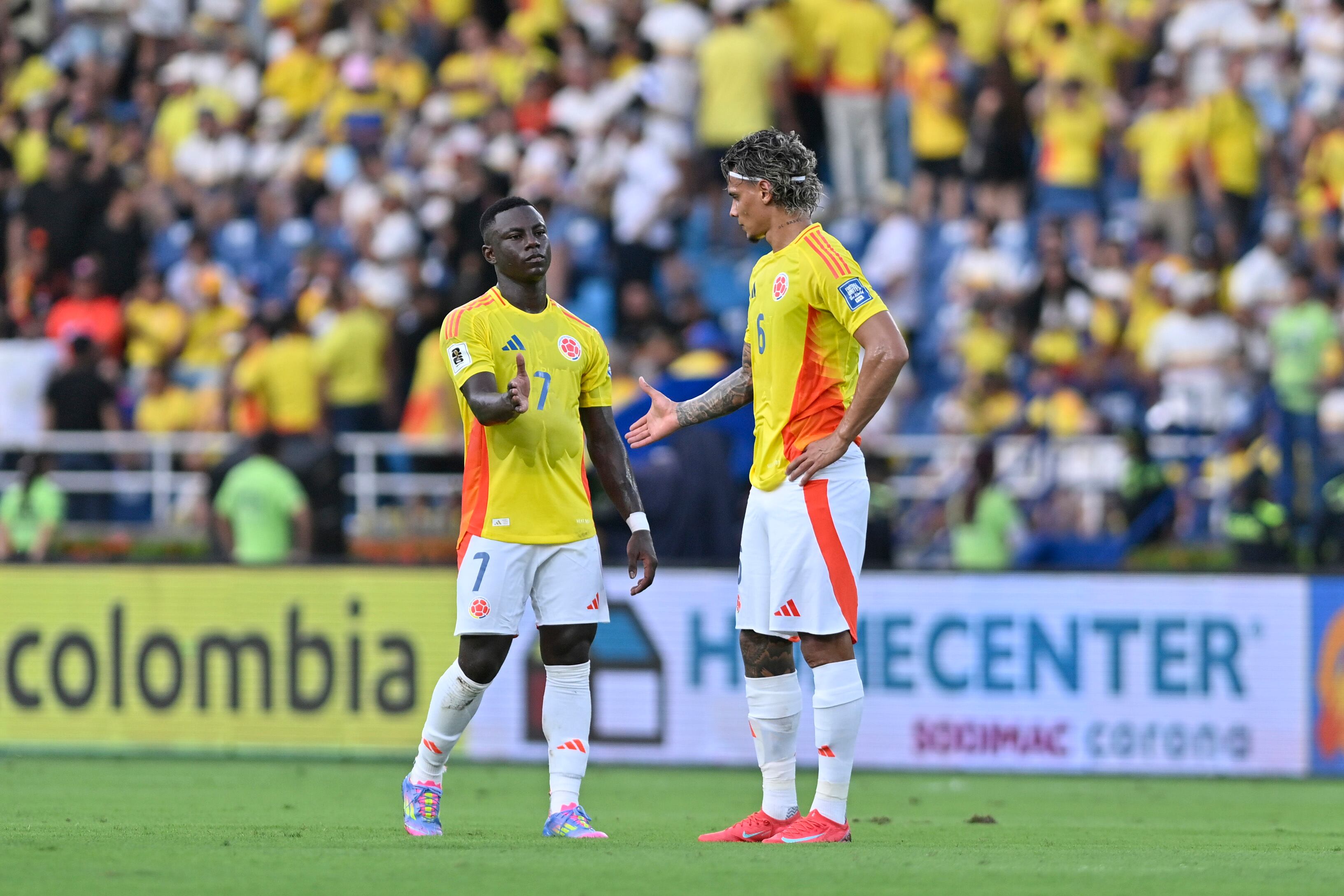 Marino Hinestroza (izq.) en su debut con Selección Colombia.
