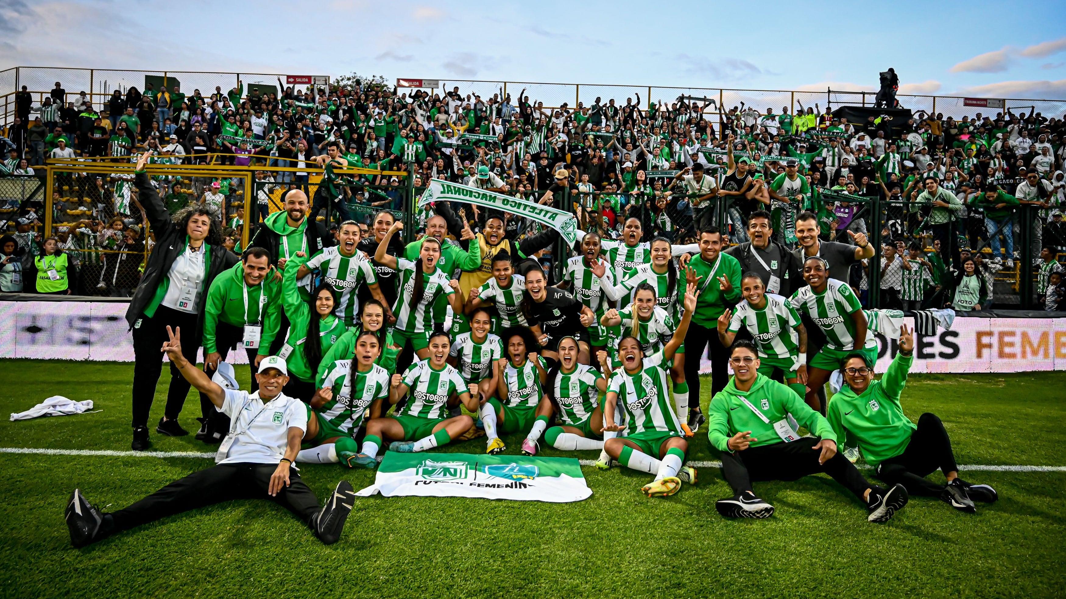 Atlético Nacional Femenino junto a su hinchada en el Estadio de Techo