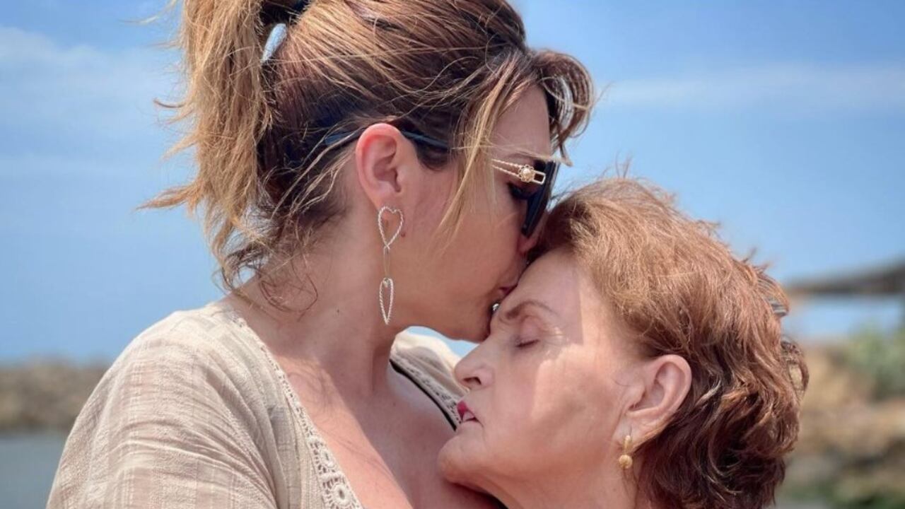 Tras una semana de permanecer en UCI por un golpe en la cabeza, falleció la madre de la presentadora Ana Karina Soto