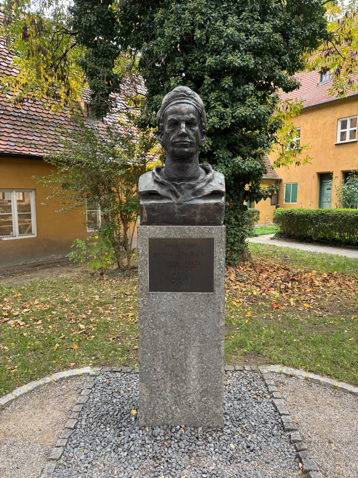 Fuggerei es reconocido por mantener en funcionamiento un modelo de vivienda social creado en el siglo XVI.