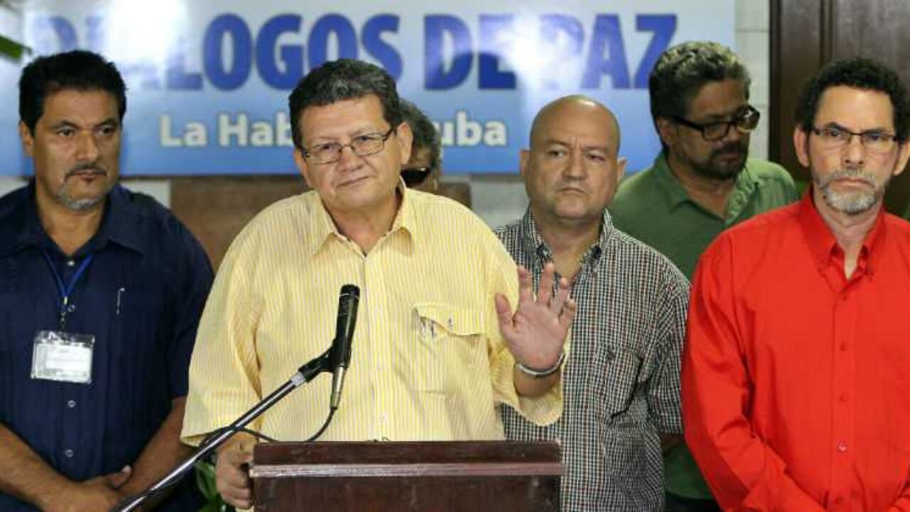 Pablo Catatumbo hizo la declaración (frente) y otros jefes de las FARC.