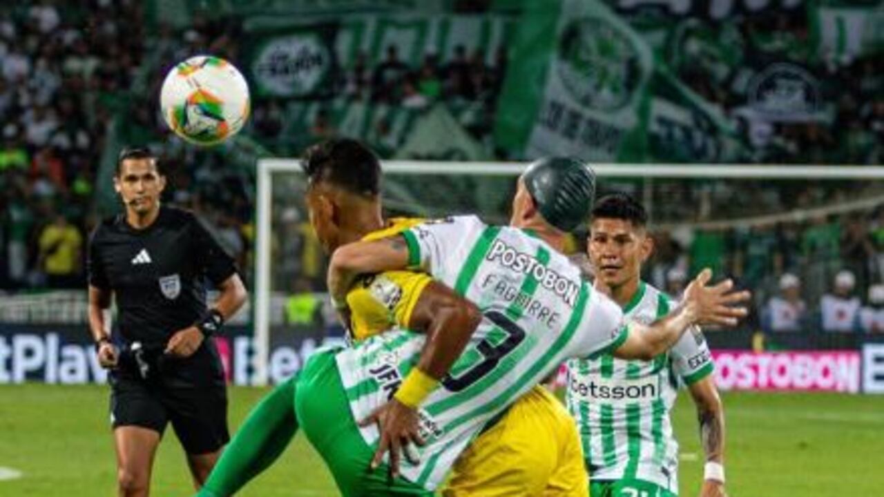 Felipe Aguirre, defensa de Atlético Nacional, disputa un balón con el volante Aldair Zárate, del Bucaramanga.