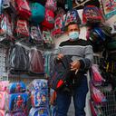 Juan Carlos Pérez es propietario de un local de venta de morrales. Usualmente tenía cuatro empleados pero esta temporada está trabajando solo. Dice que solo ha vendido el 20 por ciento comparado con otros año.
Temporada escolar en San Victorino
Bogotá Enero 28 del 2021
Foto Guillermo Torres / Semana