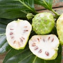 La fruta noni cuyo nombre científico es Morinda citrifolia es originaria del Sudeste de Asía, Indonesia y Polinesia
