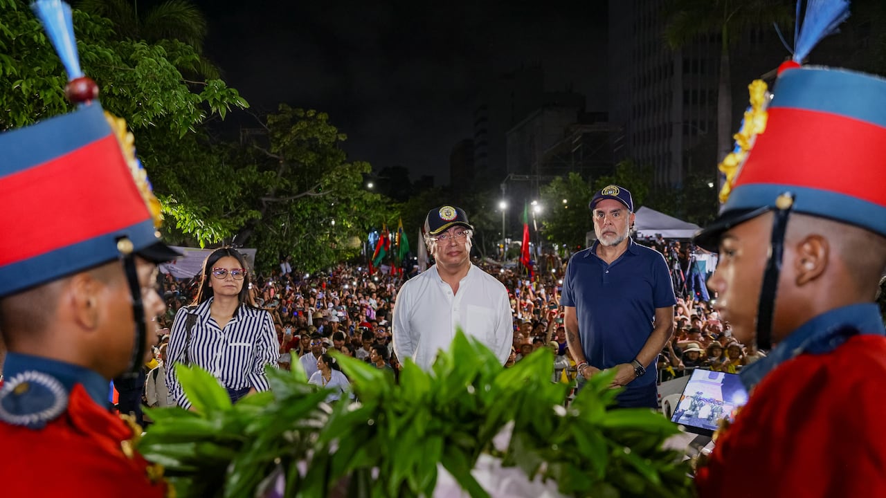 La ofrenda floral en honor a Simón Bolívar, durante el discurso del presidente, Gustavo Petro, en Barranquilla