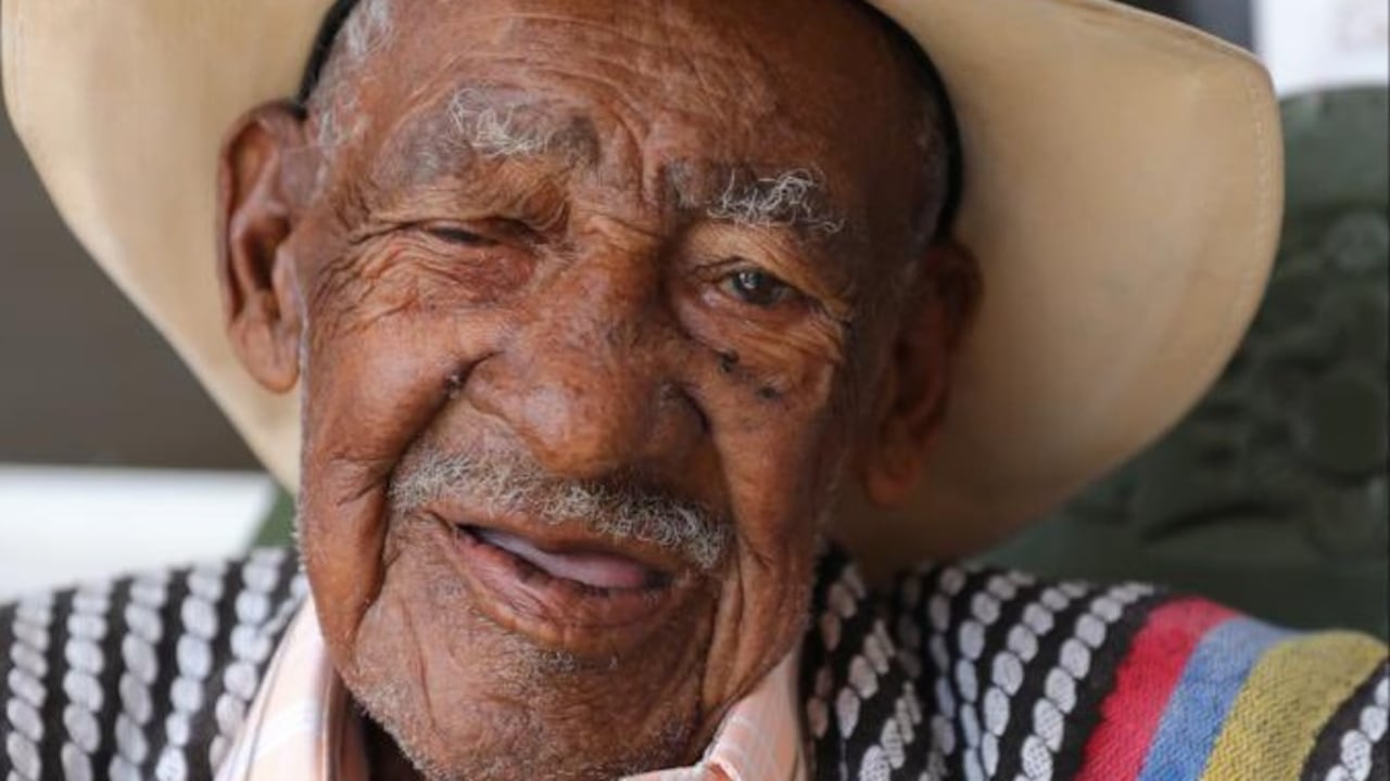 "Me acuesto a las siete de la noche, me levanto a las cuatro de la mañana a hacer café. Y siento a ver el amanecer. Después, me voy a trabajar", comentó con firmeza en una entrevista realizada por la Alcaldía de Amalfi en 2020.