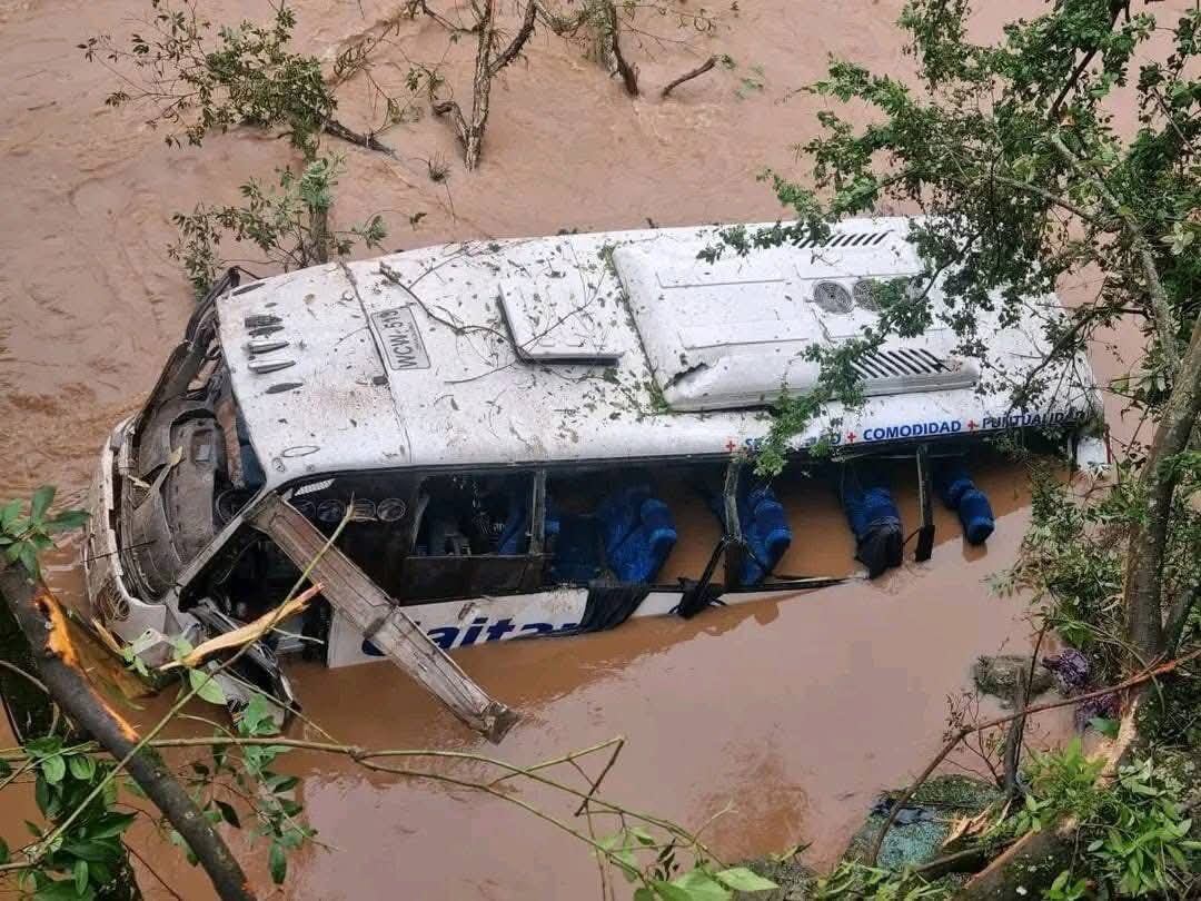 Accidente de bus en el río Magdalena.