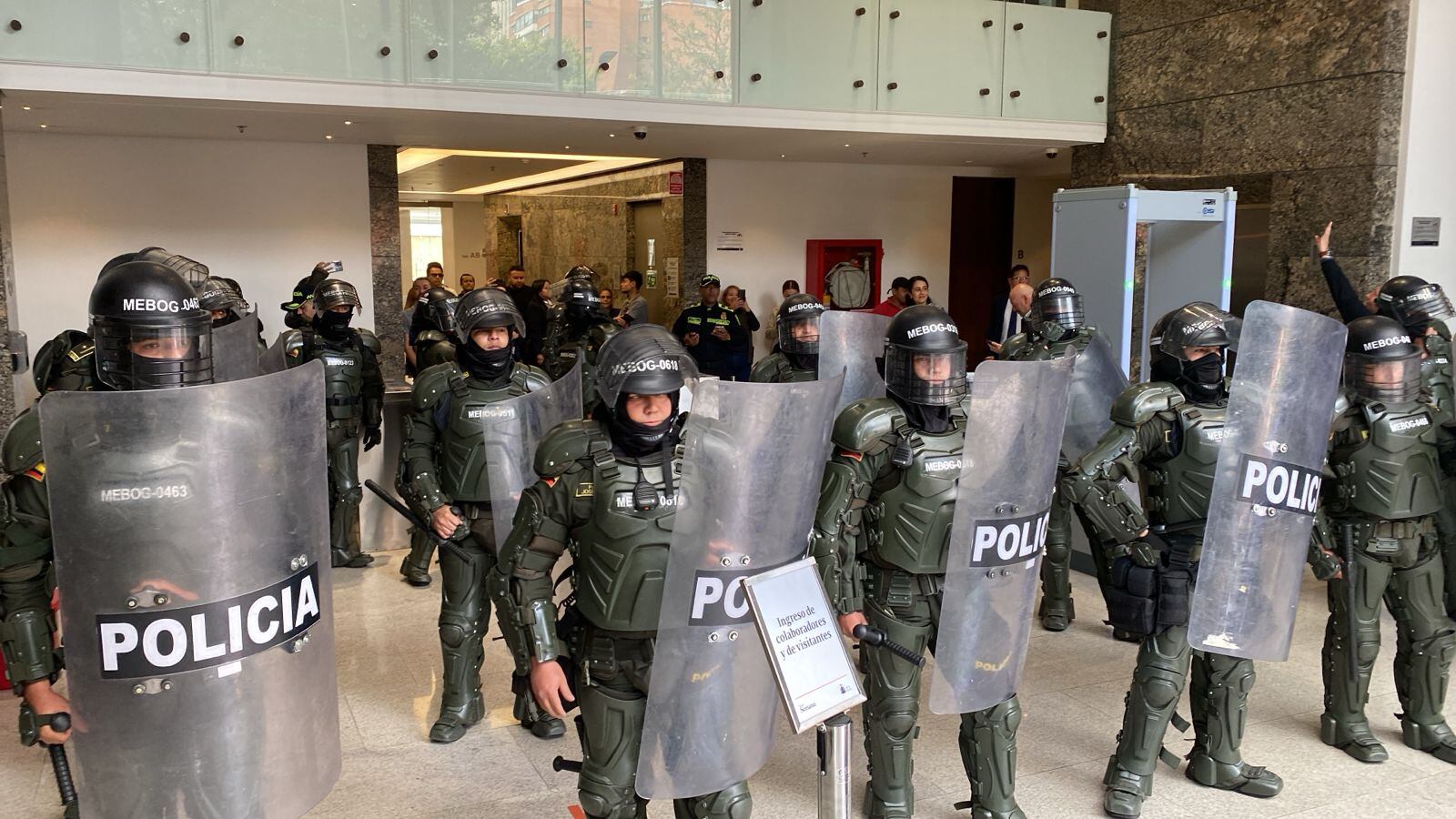 Indígenas se toman el edificio de Semana