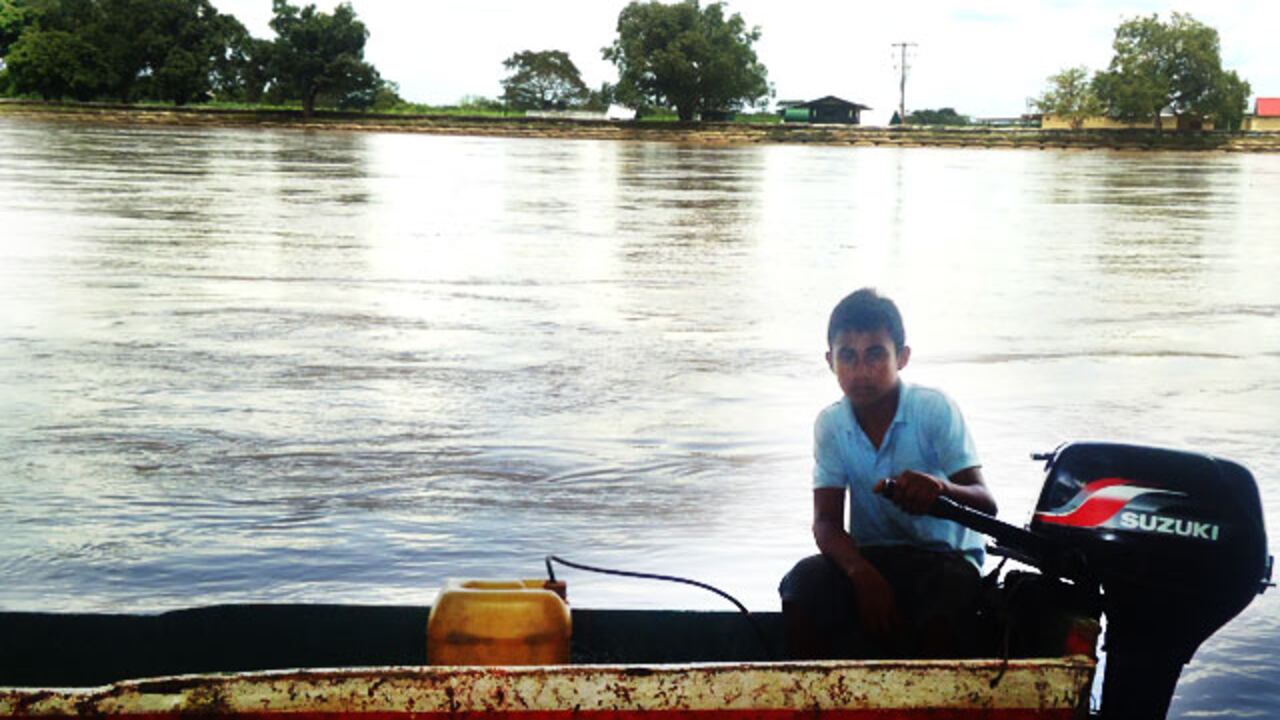 Ángel Albeiro trabaja transportando víveres y gasolina desde Venezuela a Colombia. Apenas tiene 16 años y sólo hizo hasta quinto de primaria.