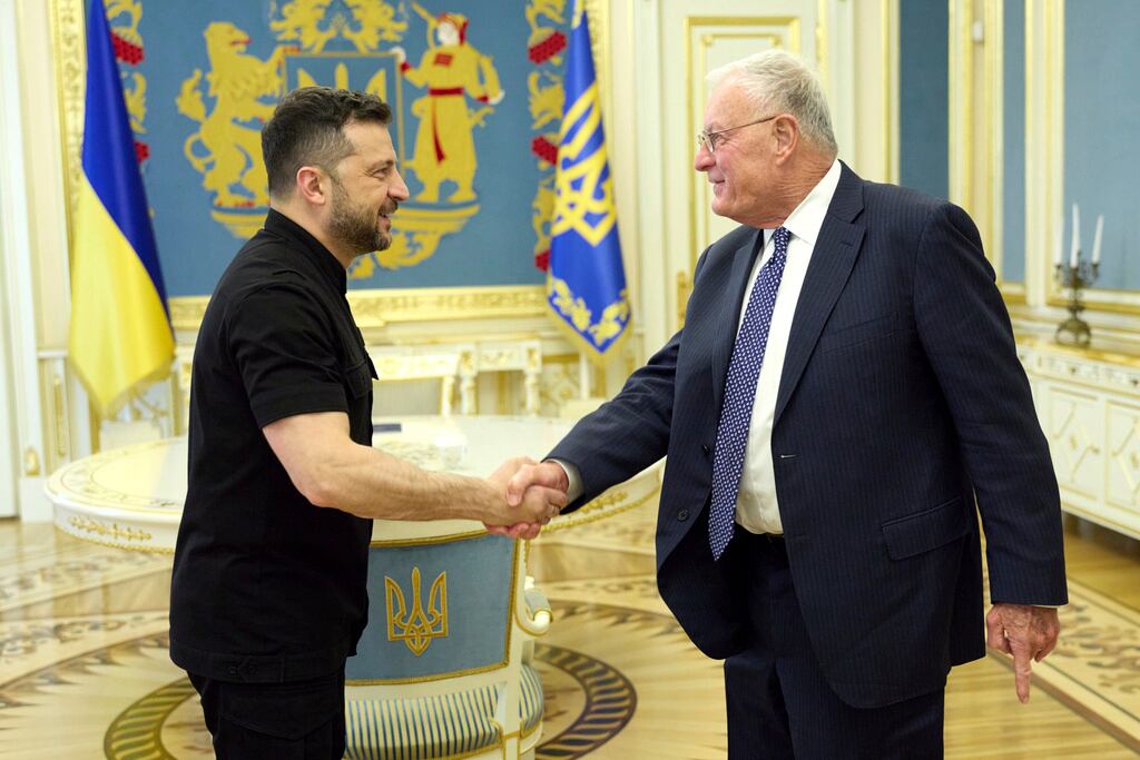 En esta foto proporcionada por la Oficina de Prensa Presidencial de Ucrania, el presidente ucraniano, Volodymyr Zelenskyy (izquierda), estrecha la mano de Keith Kellogg, enviado especial de Trump a Ucrania, en Kiev, Ucrania, el lunes 25 de agosto de 2025. (Oficina de Prensa Presidencial de Ucrania vía AP)