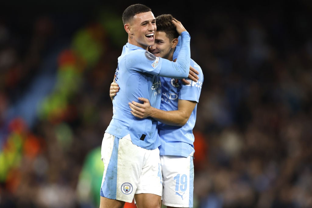 Julián Álvarez junto a Phil Foden