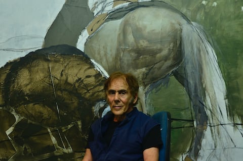 El maestro David Manzur, nacido en Neira, Caldas, en 1929, posa en su estudio en Barichara.