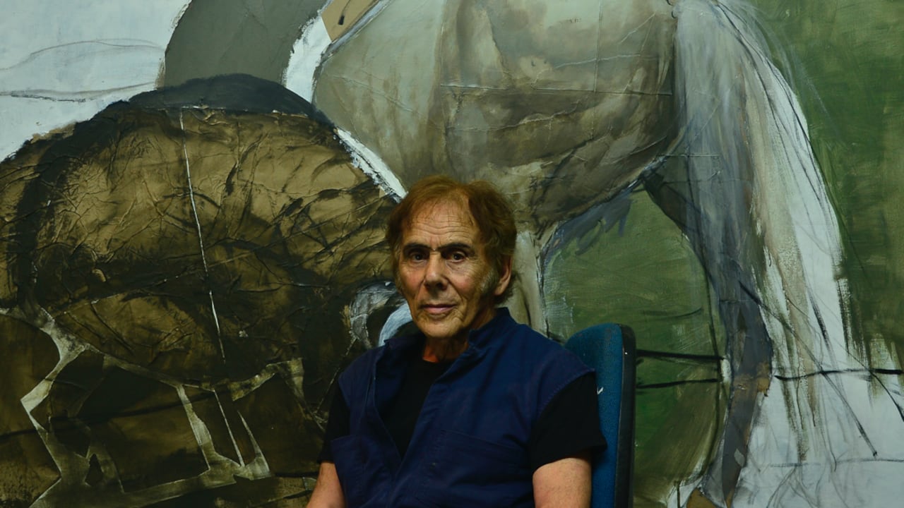 El maestro David Manzur, nacido en Neira, Caldas, en 1929, posa en su estudio en Barichara.