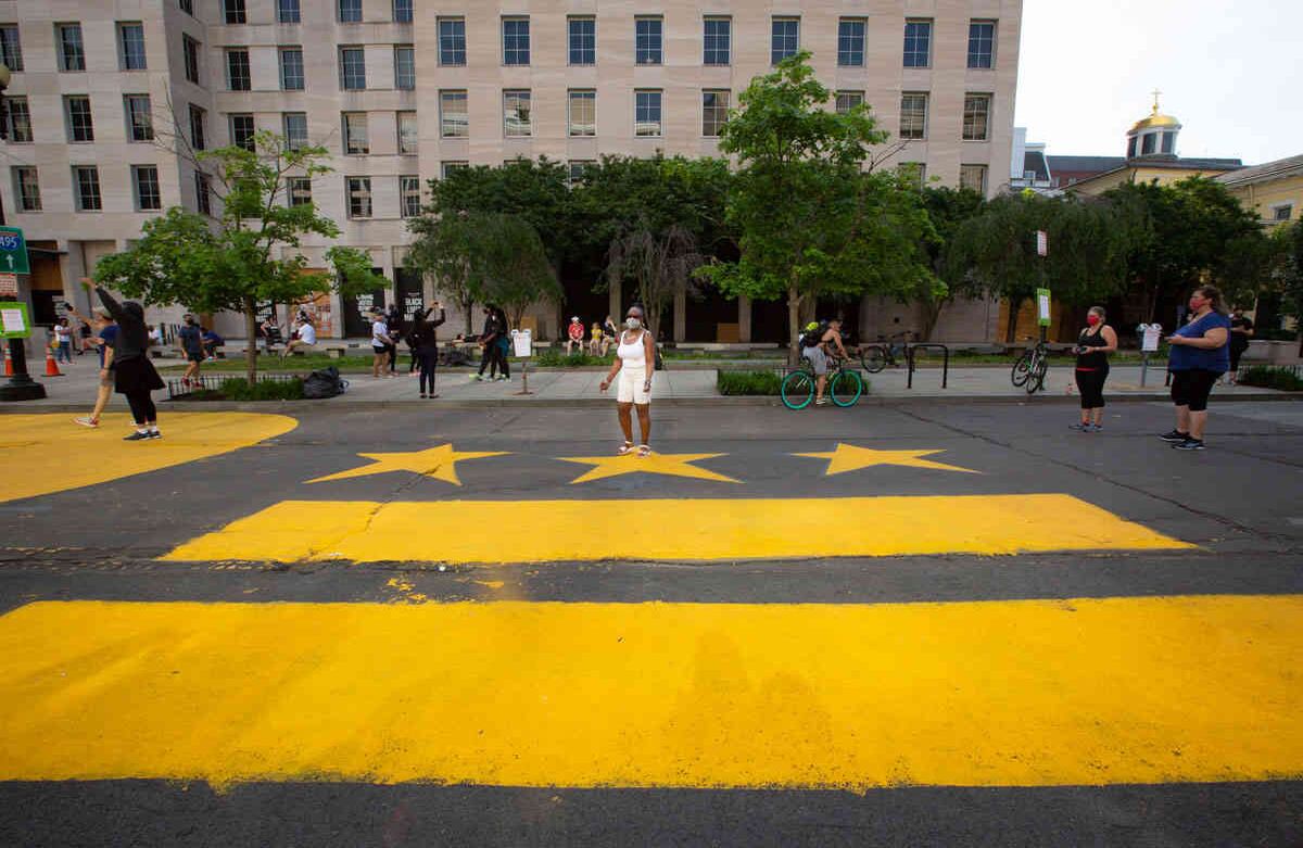 Gente se pasea por la mañana del día en que fueron pintadas las letras de Black Lives Matter sobre 16th St NW entre K St NW y H St NW Plaza. La alcaldesa de Washington DC Muriel Bowser mandó a pintar las letras durante la madrugada del 5 de Junio en apoyo a las protestas que se están llevando a cabo en la ciudad. Imagen tomada el 06 de Junio de 2020 Washington DC-  Foto: María Luz Bravo