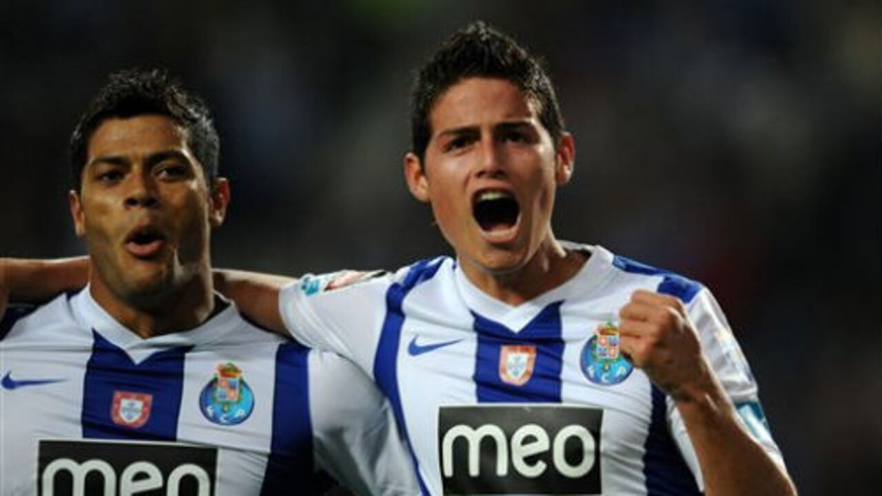 El jugador colombiano James Rodríguez, fue el autor del segundo gol en la victoria de su equipo el Porto, frente a Victoria Setuba en la Liga Portuguesa de fútbol. En la foto con 'Hulk' Souza de Brasil.