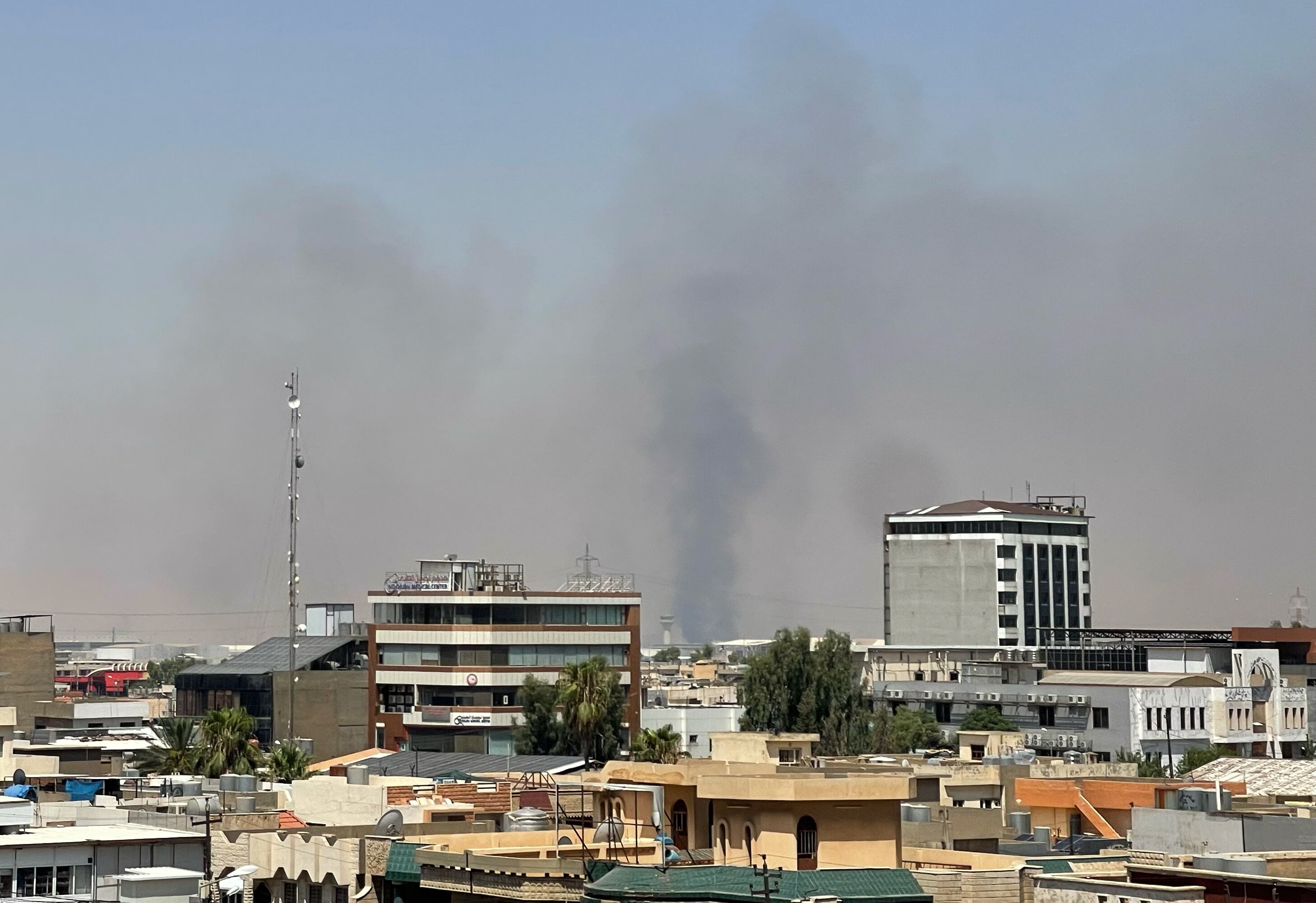 Columnas de humo negro marcan el lugar donde se produjeron explosiones cerca de una base militar que alberga a tropas estadounidenses en la ciudad de Irbil, en el norte de Irak, el 24 de julio de 2026. (AP Foto/Stella Martany)