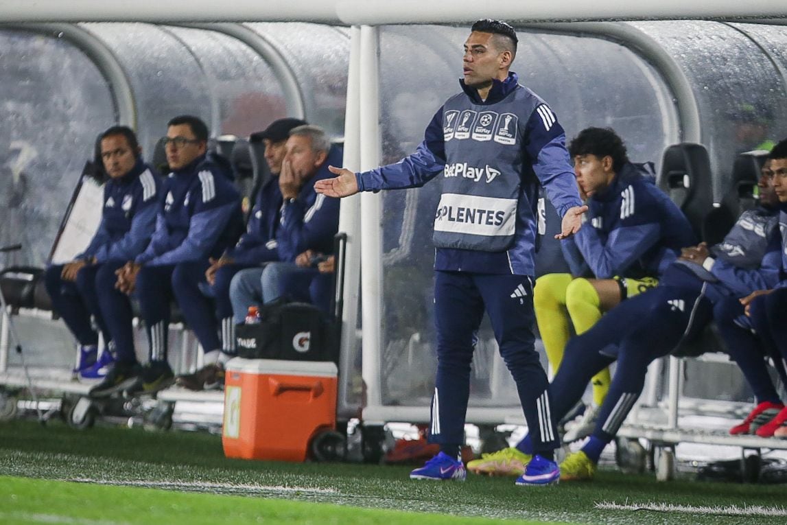 Radamel Falcao (centro) reclama durante el partido entre Millonarios e Independiente Medellín.