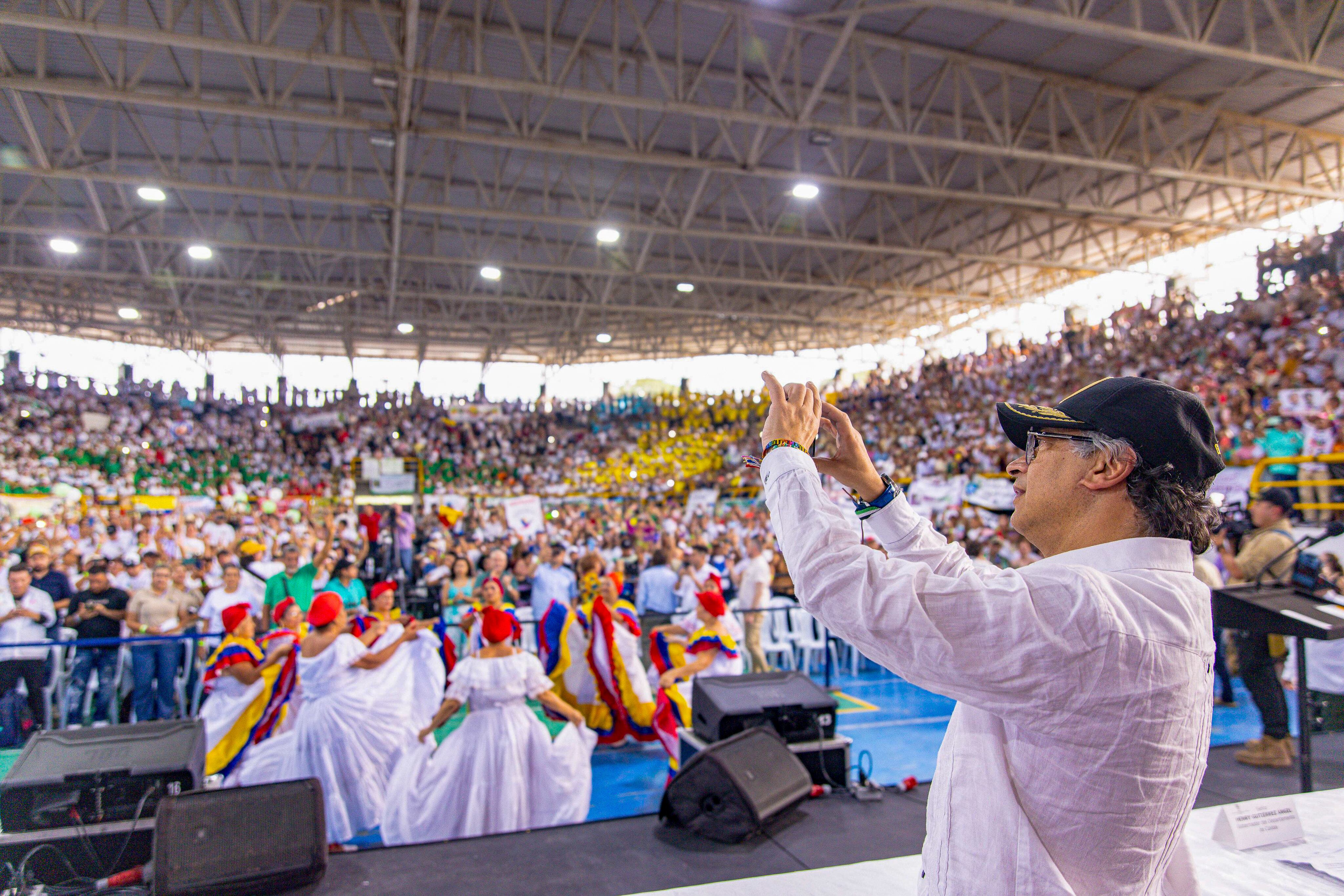 El comentario lo hizo en medio de un evento de entrega de tierras.