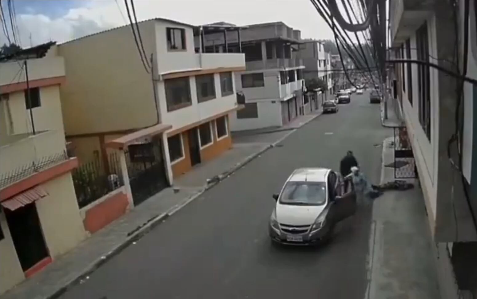 El sujeto abandonó el sitio con total normalidad.