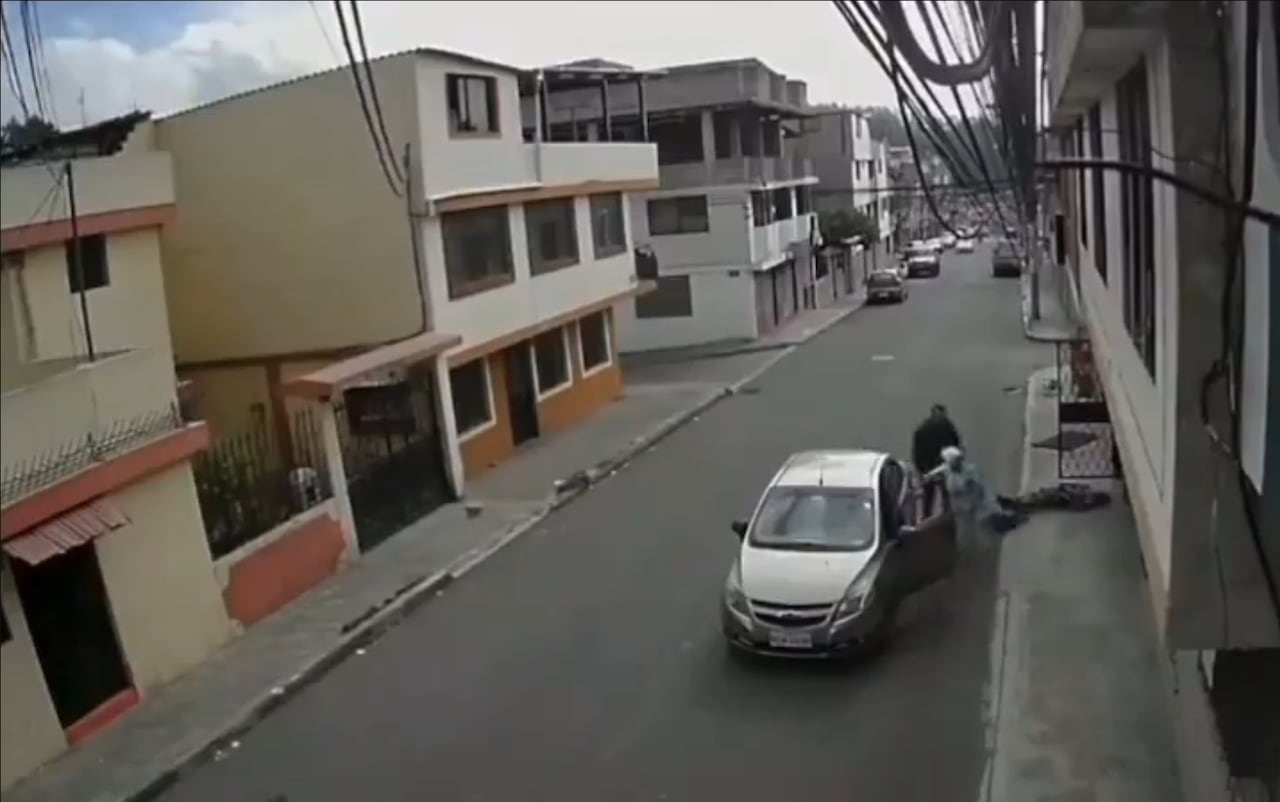 El sujeto abandonó el sitio con total normalidad.