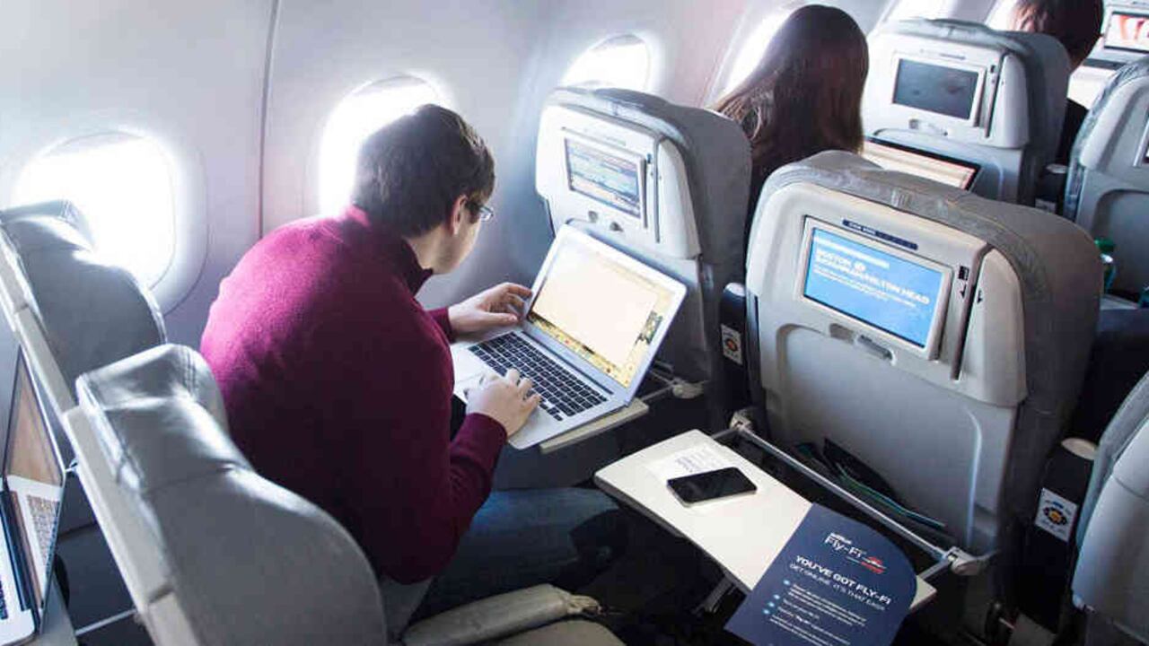 Los vuelos que salgan desde Colombia rumbo a Estados Unidos no tienen la restricción de poner en la bodega los equipos electrónicos más grandes que un celular.