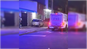 Policía le disparó a su esposa y a otra persona dentro de un motel.