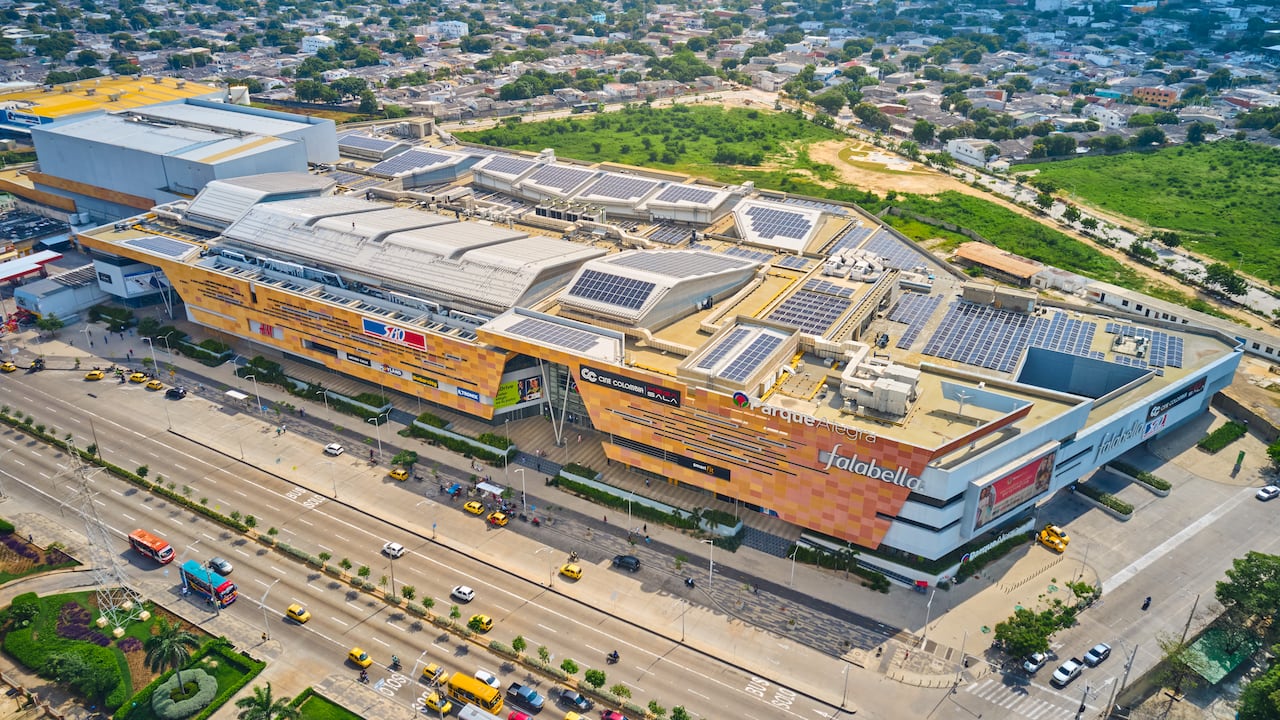 Con 2.700 paneles y una superficie aproximada de 12.700 m², la instalación generará la energía equivalente al consumo eléctrico mensual de cerca de 600 hogares.