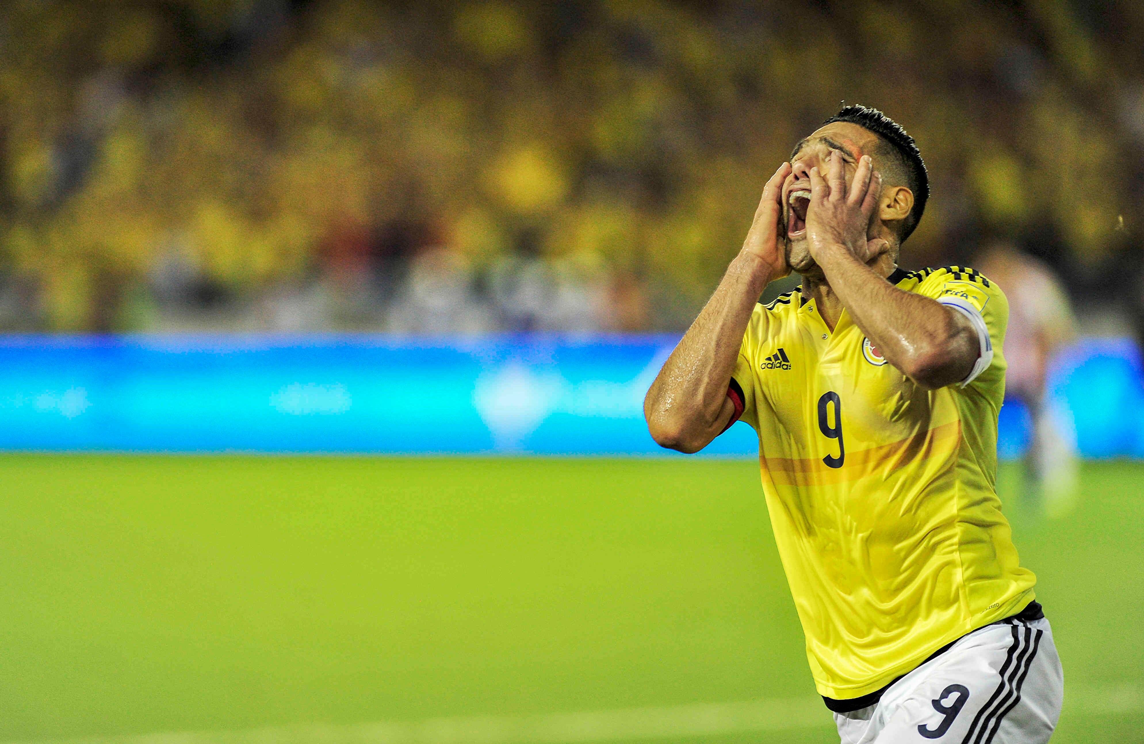 ‘El Tigre’ Radamel Falcao García celebra gol marcado a Paraguay el jueves 5 de octubre de 2017, en el estadio Metropolitano de Barranquilla, durante la penúltima fecha de las eliminatorias Sudamericanas a la Copa Mundial de la FIFA Rusia 2018. Con esta anotación Colombia obtenía su pase directo a Rusia, pero lamentablemente el seleccionado perdió 2-1 y los dirigidos por Pékerman tendrían que definir en Lima su clasificación frente a Perú. Foto: Carlos Julio Martínez / SEMANA