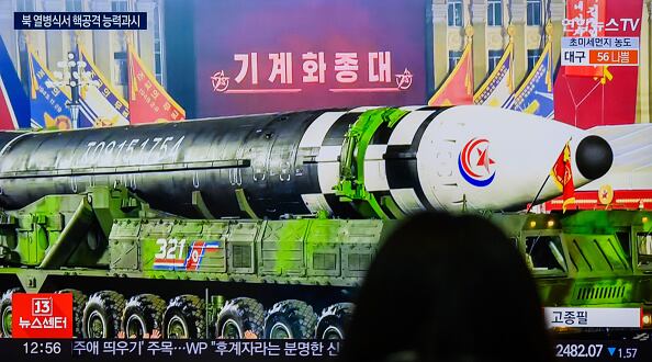 Su líder, Kim Jong-un, asistió al evento nocturno, celebrado el 8 de febrero, junto con su esposa, Ri Sol-ju, y su aparente segundo hijo, Ju-ae, según la Agencia Central de Noticias de Corea del Norte (KCNA). (Foto de Kim Jae-Hwan/SOPA Images/LightRocket vía Getty Images)