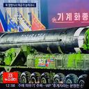 Una persona mira una pantalla de televisión que muestra una transmisión de noticias con una imagen de un desfile militar de Corea del Norte celebrado en Pyongyang para conmemorar el 75 aniversario de la fundación de sus fuerzas armadas, en la estación de tren de Yongsan en Seúl. Foto: Getty Images