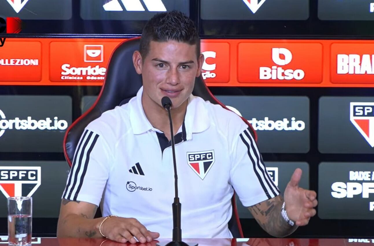 James Rodríguez en la rueda de prensa de presentación.