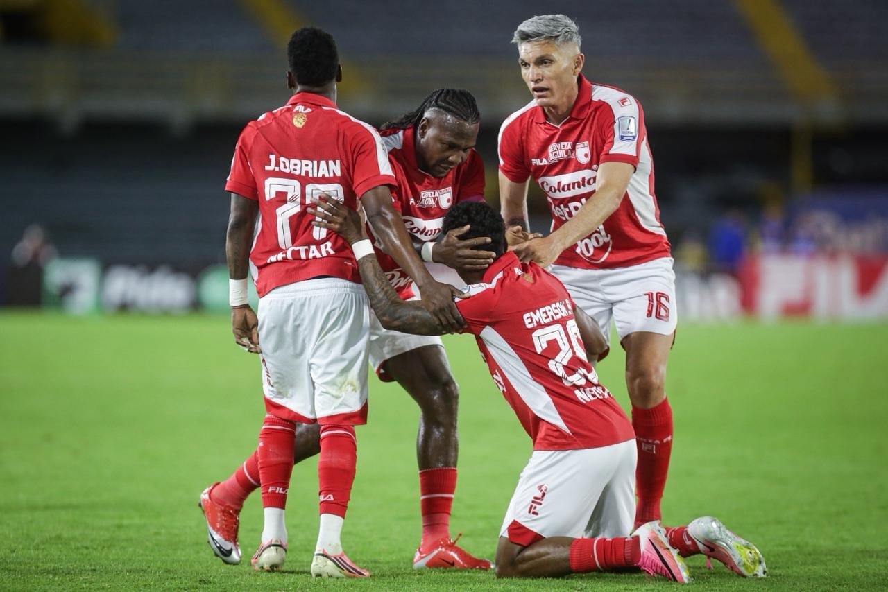 Santa Fe celebra uno de los goles que le hizo a Millonarios en el clásico.