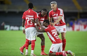 Santa Fe celebra uno de los goles que le hizo a Millonarios en el clásico.