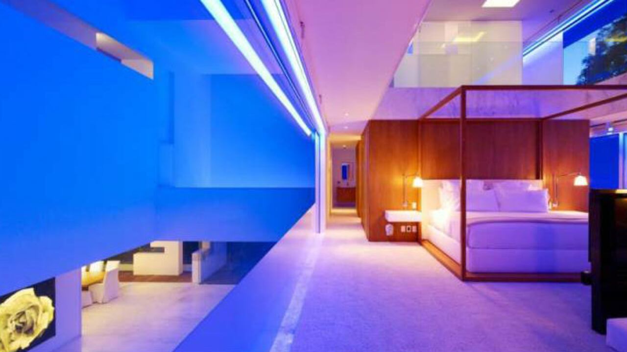 La casa tiene estacionamiento subterráneo, piso de mármol, spa y un sistema de luces para crear ambientes que puede tornarse rosa, naranja o violeta.