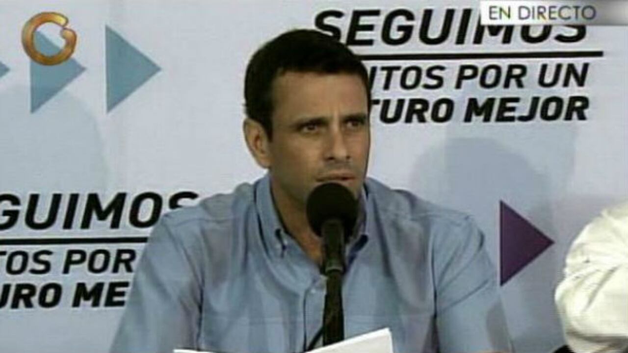 Capriles en la rueda de prensa.
