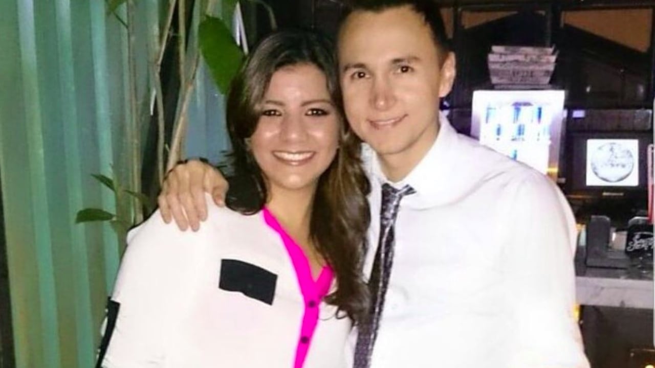 Maryuri Ortega junto a Mauricio Leal. La mujer trabajó como manicurista durante 9 años con el reconocido estilista que fue encontrado sin vida la tarde de este lunes en el kilómetro 6 vía a la Calera.