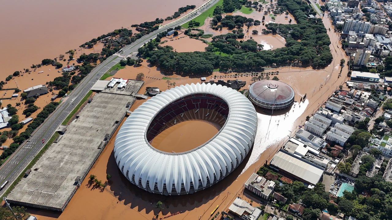 El estadio Beira Rio inundado después de fuertes lluvias en Porto Alegre, estado de Rio Grande do Sul, Brasil, el martes 7 de mayo de 2024. (Foto AP/Carlos Macedo)