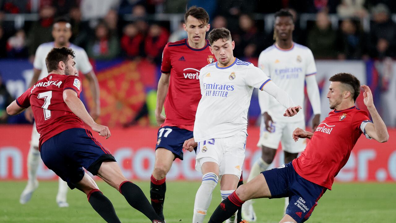 Federico Valverde disputando un balón contra dos rivales del Osasuna.