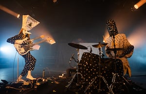 Khn de Poitrine y Klek de Poitrine, del grupo Angine de Poitrine, en el festival Great Escape 2026, en Brighton, Inglaterra. Foto de Lorne Thomson/Redferns.