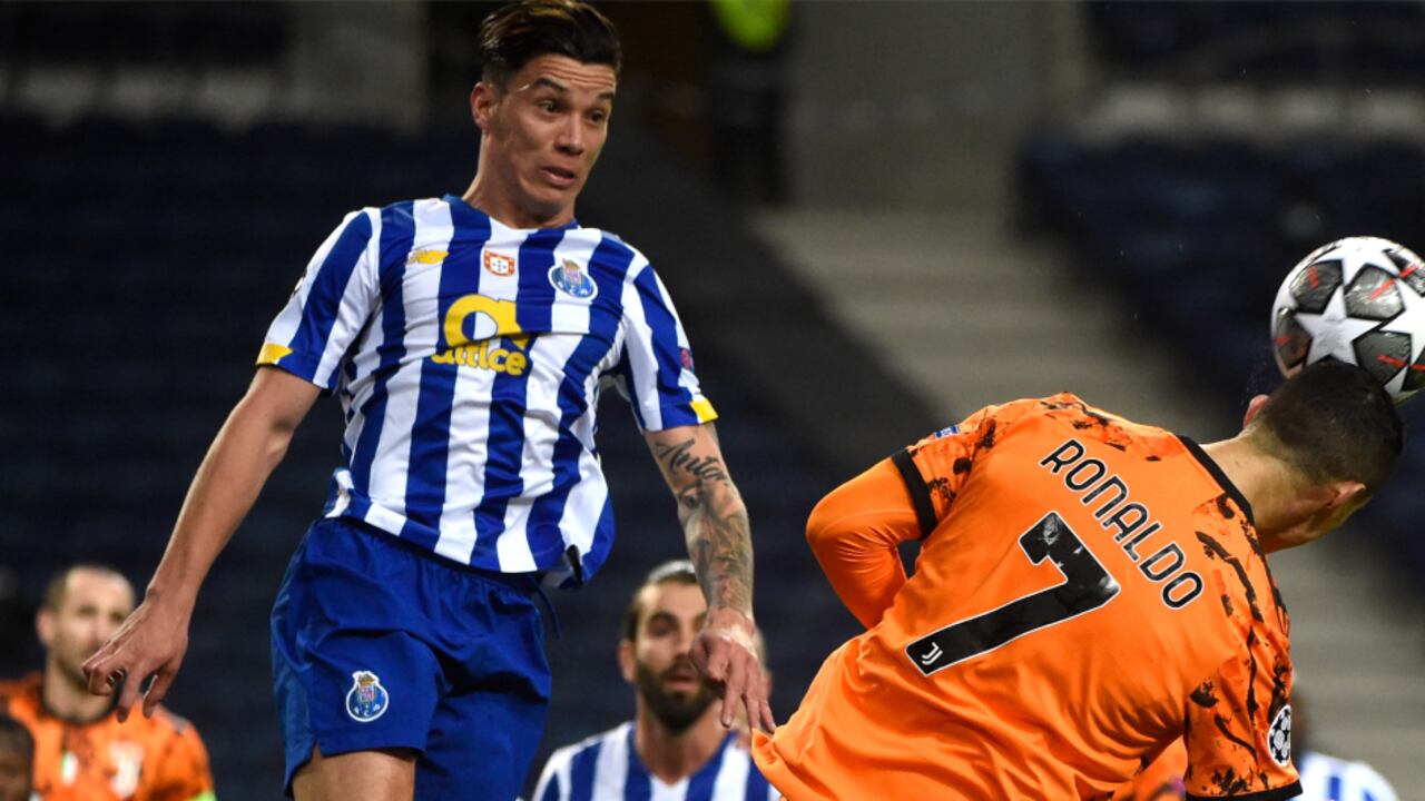 Matherus Uribe y Cristiano Ronaldo. Foto: AFP / MIGUEL RIOPA