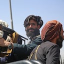 Combatientes talibanes montan guardia en un vehículo a lo largo de la carretera en Kabul el 16 de agosto de 2021, después de un final asombrosamente rápido de la guerra de 20 años de Afganistán, mientras miles de personas asaltaban el aeropuerto de la ciudad tratando de huir del temido tipo de gobierno islamista de línea dura del grupo. (Foto de - / AFP)