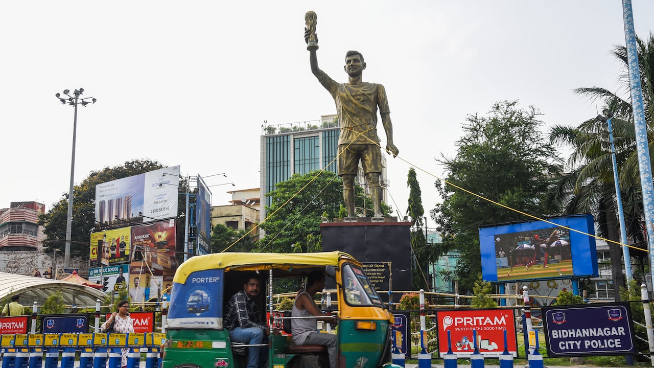 La estatua del astro del fútbol argentino amarrada con cuerdas para tratar de estabilizarla.