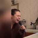 Sorpresa de un gato ante el desafinado canto de su dueña despierta sensación a través de las redes sociales.