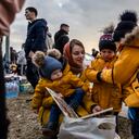 Refugiados ucranianos llegan desde el cruce fronterizo peatonal de Medyka, en Przemsyl, este de Polonia, el 26 de febrero de 2022, luego de la invasión rusa de Ucrania. - Ignorando las advertencias de Occidente, el presidente ruso, Vladimir Putin, desató una invasión a gran escala de Ucrania. (Photo by Wojtek RADWANSKI / AFP)