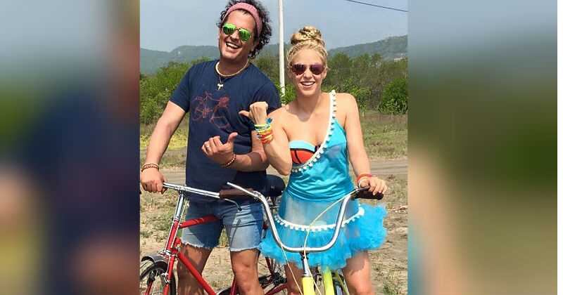 Shakira y Carlos Vives en el rodaje de "La Bicicleta".