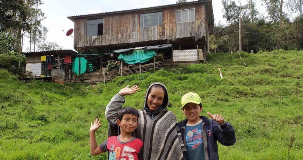 Nubia Rocío Gaona Cárdenas y sus dos hijos, Jaime Alejandro y Arley David