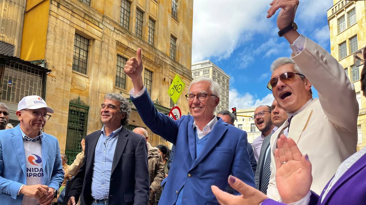Jorge Enrique Robledo inscribió su candidatura a la Alcaldía de Bogotá.