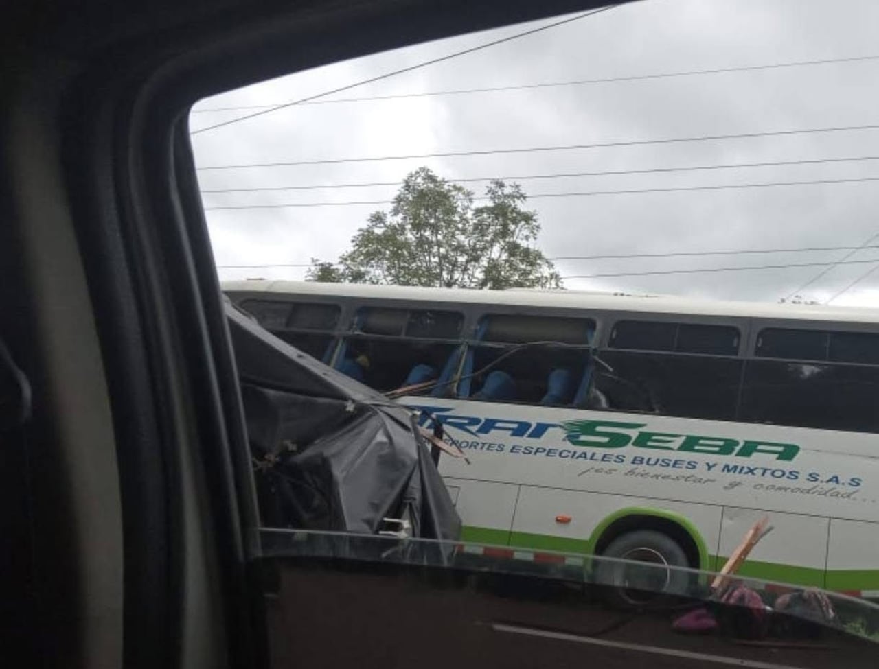 Tres personas muertas y cinco heridas deja accidente de tránsito en la vía Urabá - Medellín.