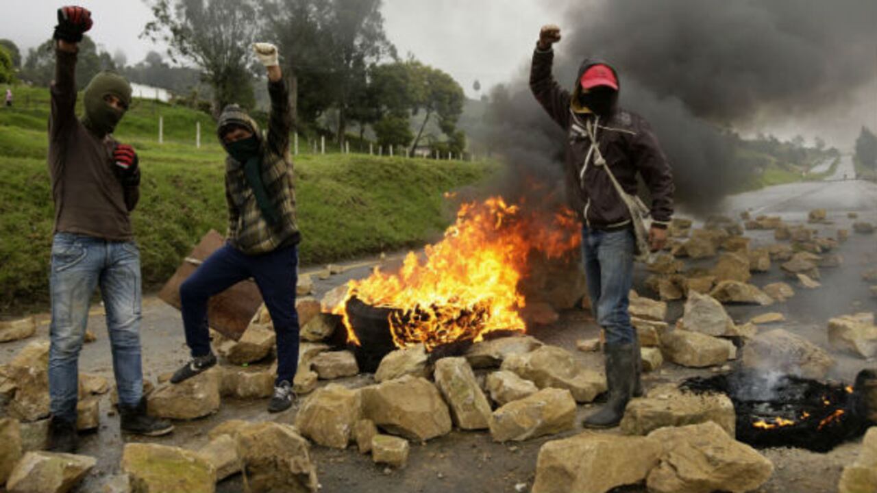 Con piedras y llantas quemadas, manifestantes campesinos bloquearon al ruta hacia Bogotá.